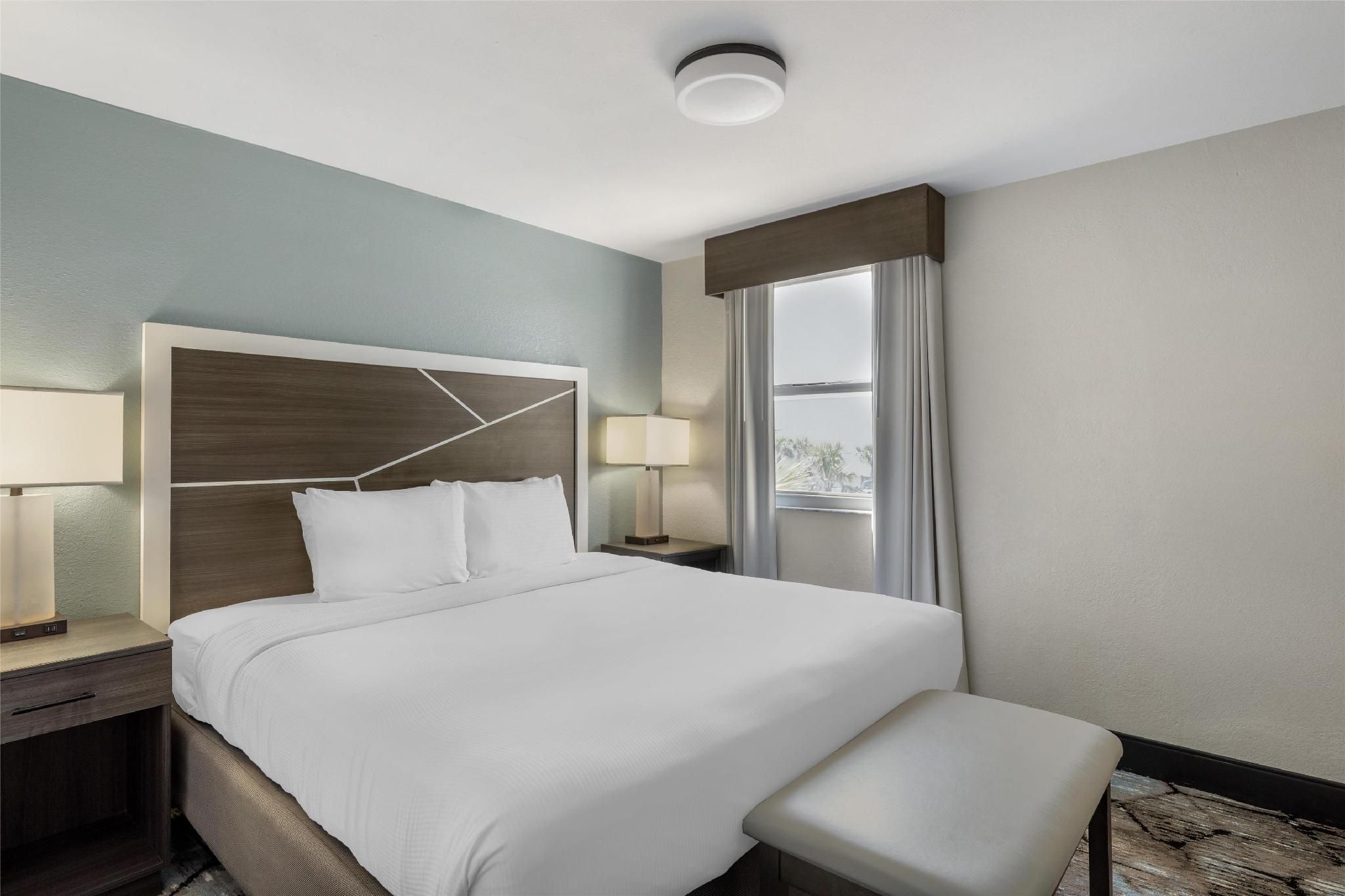 Suite - 1 King Bed, Nonsmoking, 2 Rooms, Sofabed, Partial Ocean View