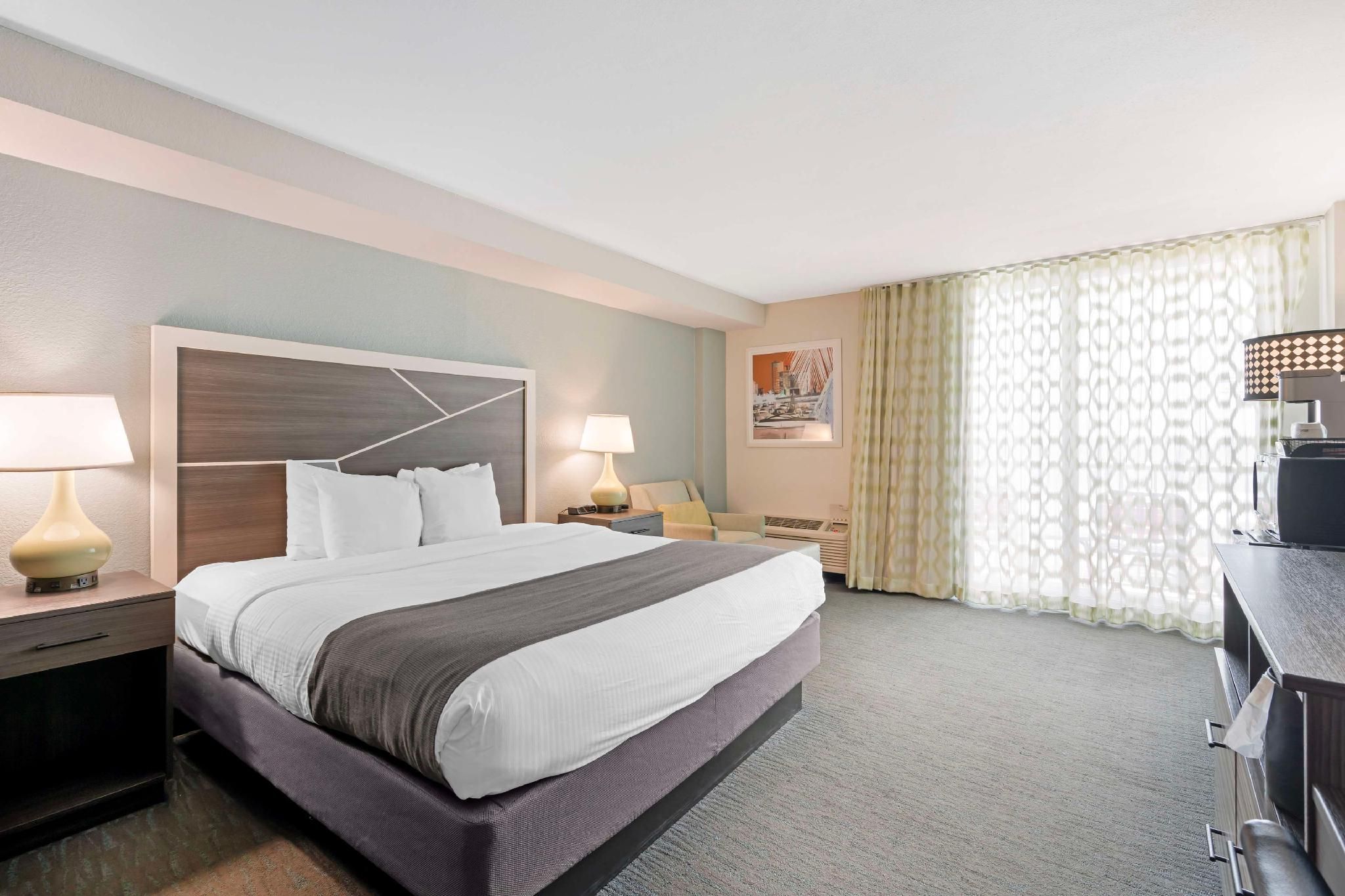 1 King Bed, Nonsmoking, Ocean Front, Balcony
