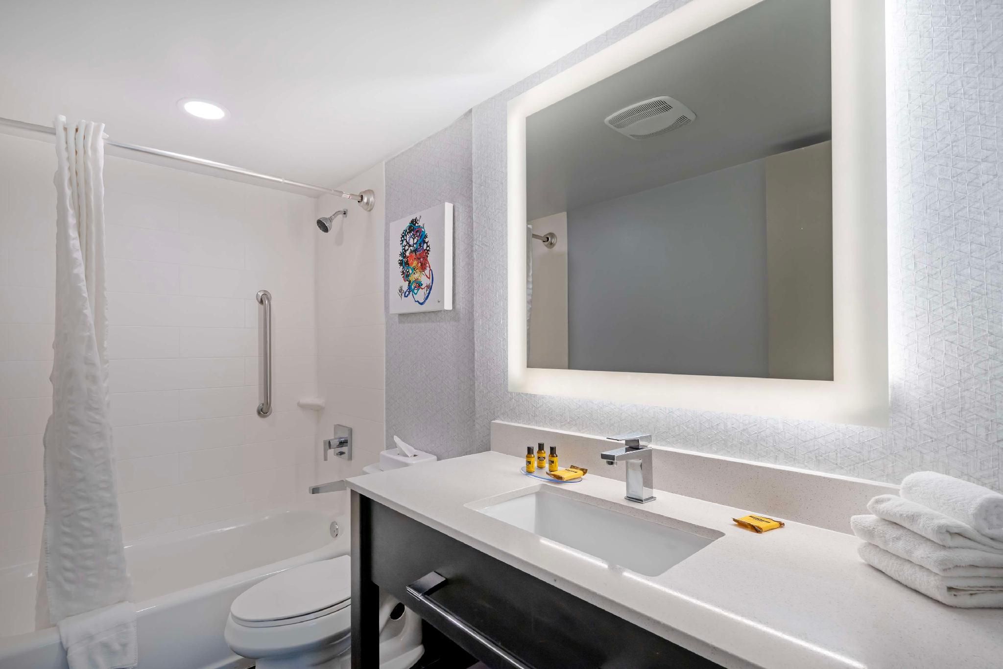 Suite-2 Queen Beds, Non-smoking, 2 Rooms, Sofabed, Balcony, Partial Ocean View, Kitchenette, Full Br