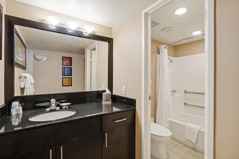 The Carriage House Deluxe King Room 8