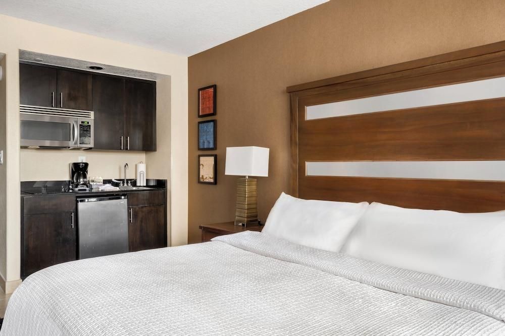 The Carriage House Deluxe King Room 5