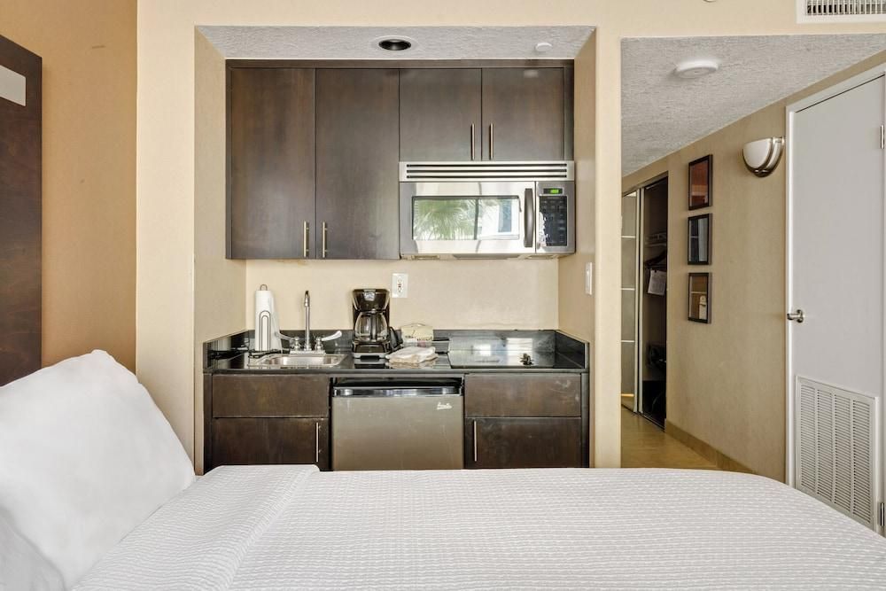 The Carriage House Deluxe King Room 11