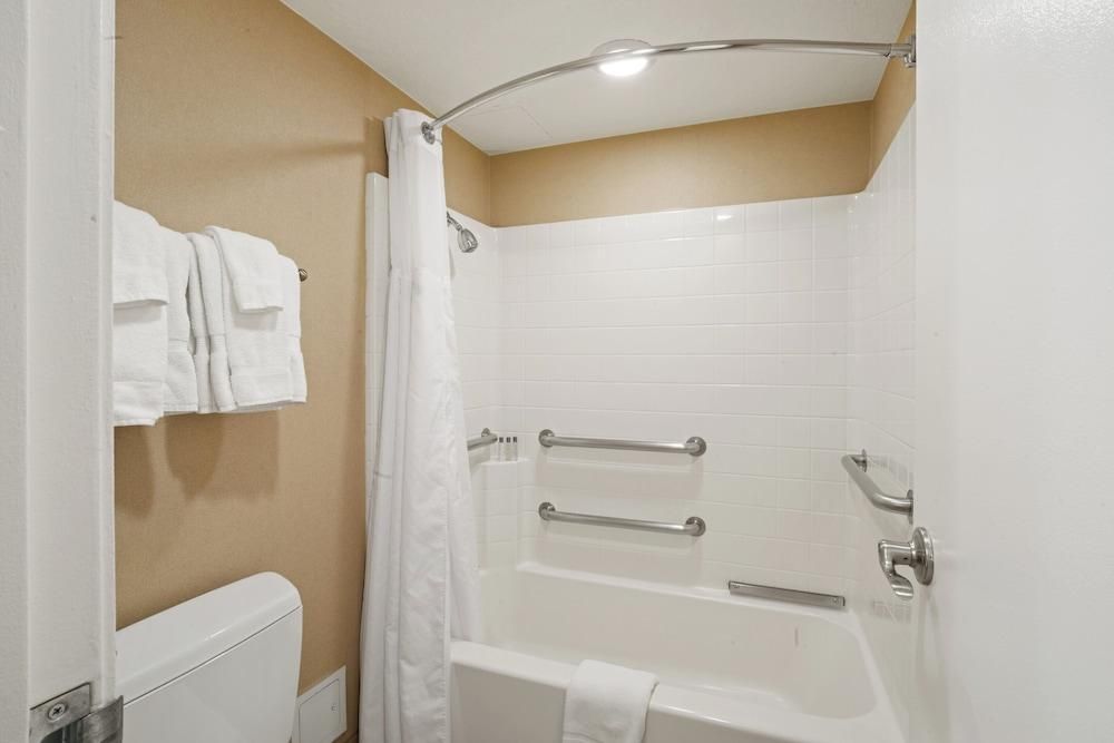 The Carriage House Deluxe King Room 9