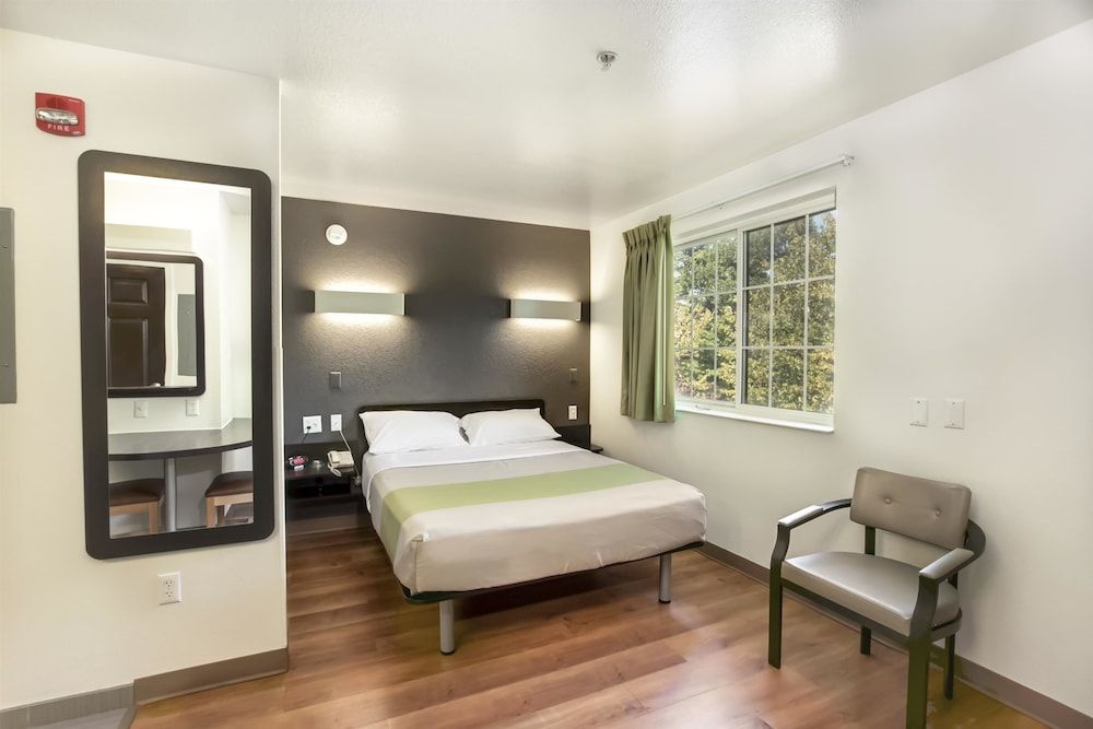 Studio 6 East Brunswick, NJ - NYC Area Standard Room, 1 Queen Bed, Accessible, Non Smoking 2