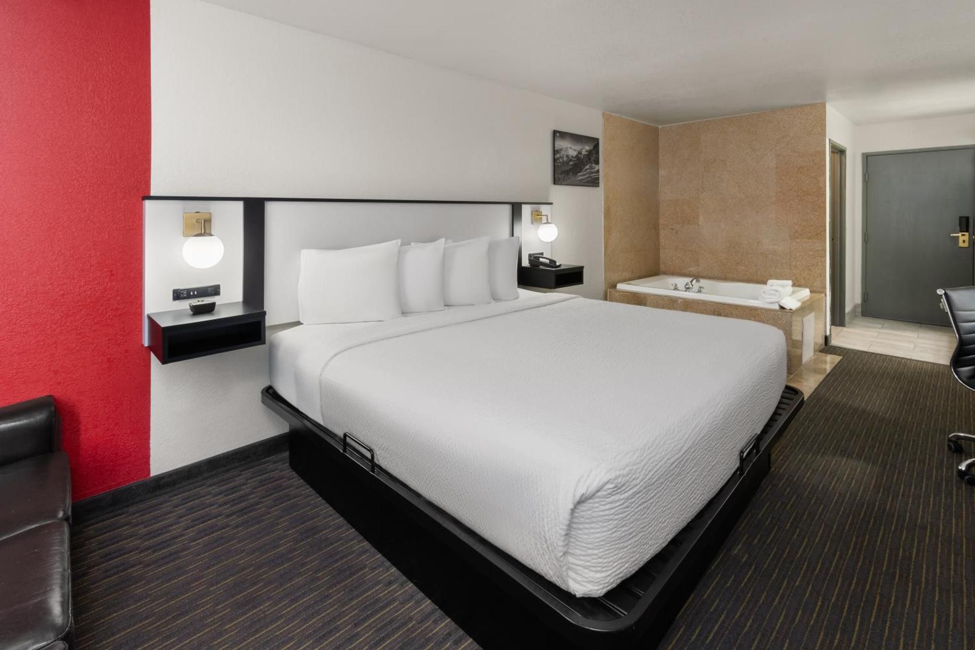 1 King Bed, Deluxe, Non-Smoking
