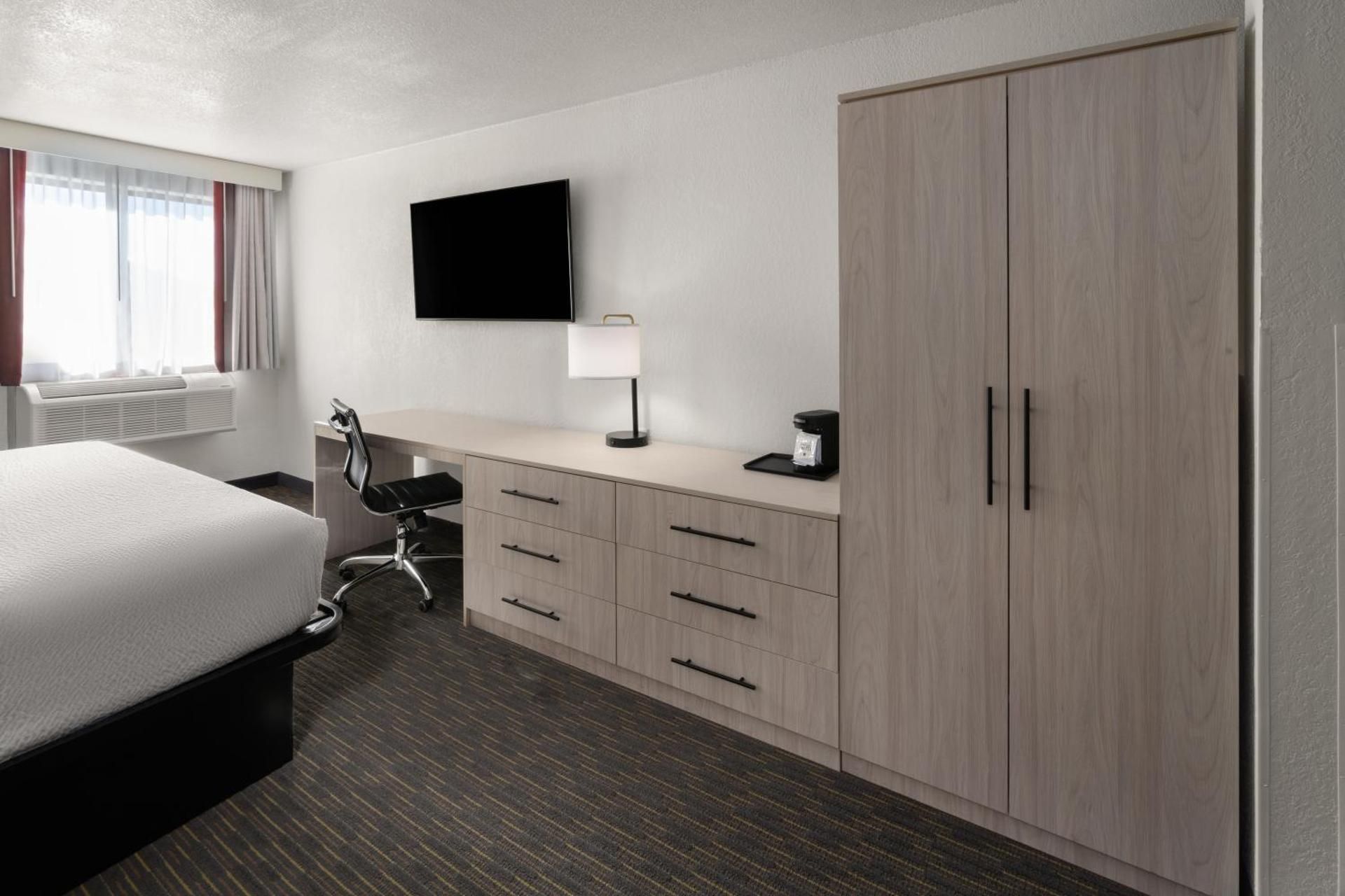 1 King Bed, Studio Suite, Non-Smoking