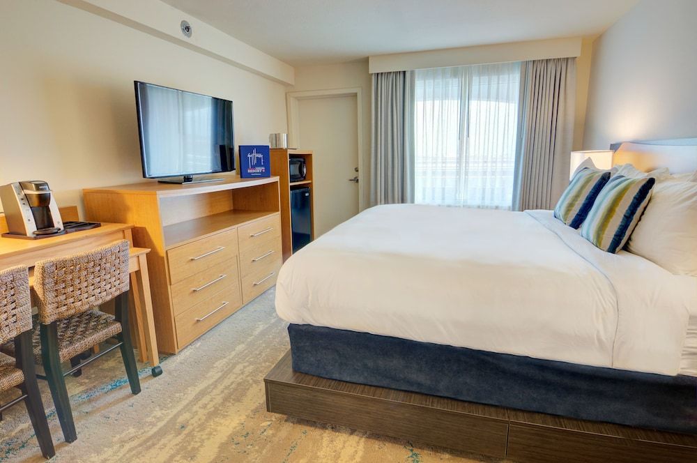 1 King Bed with Balcony
