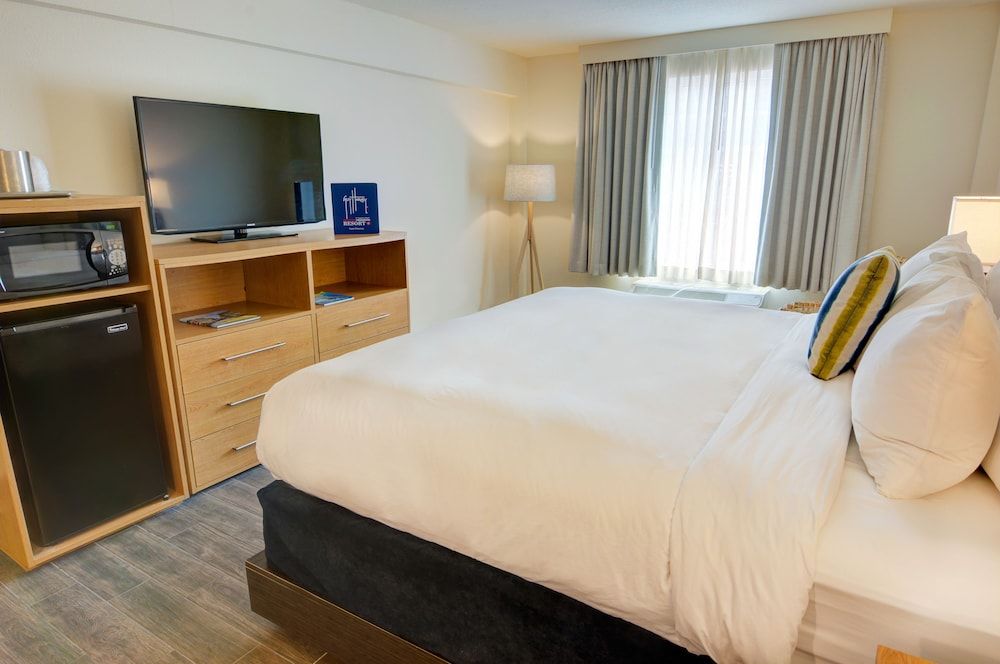 1 King Bed ( Pet Friendly ) No Balcony