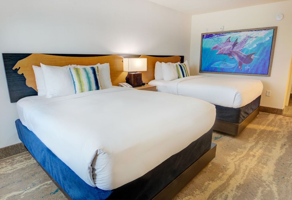 2 Queen Beds with Balcony