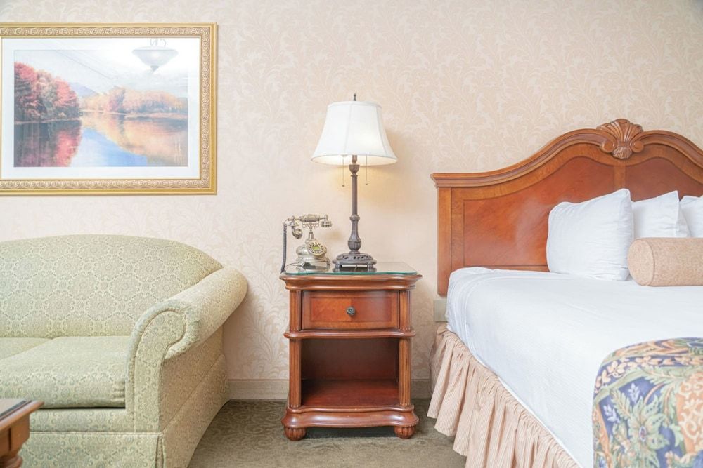 Fulton Steamboat Inn Standard Room, 1 King Bed with Sofa bed 6