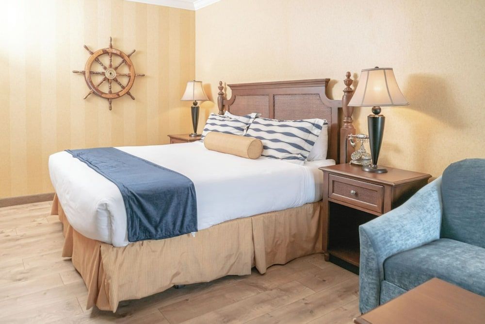 Fulton Steamboat Inn Standard Room, 1 King Bed with Sofa bed 5