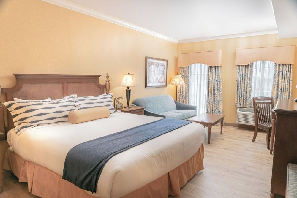 Fulton Steamboat Inn Standard Room, 1 King Bed with Sofa bed 4
