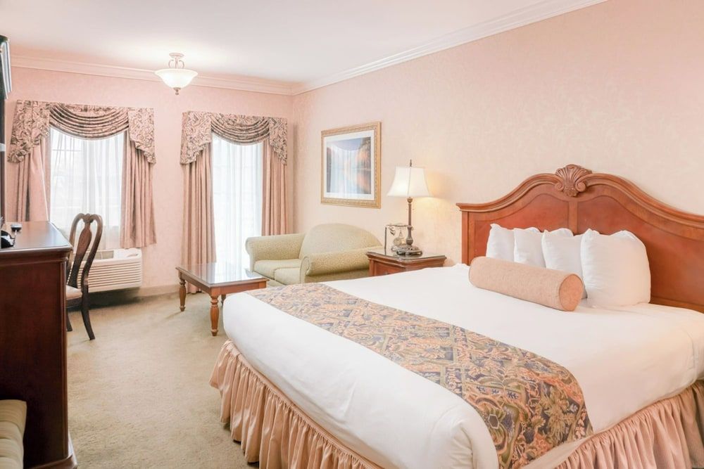 Fulton Steamboat Inn Standard Room, 1 King Bed with Sofa bed 7