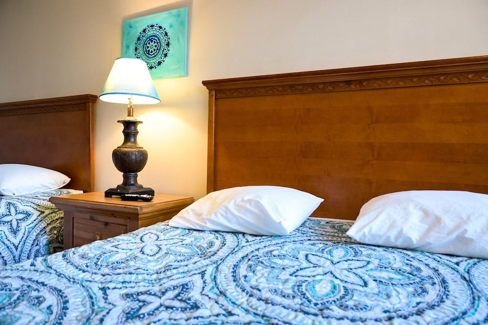 The Shores Inn and Beach Houses Room, 2 Queen Beds 4