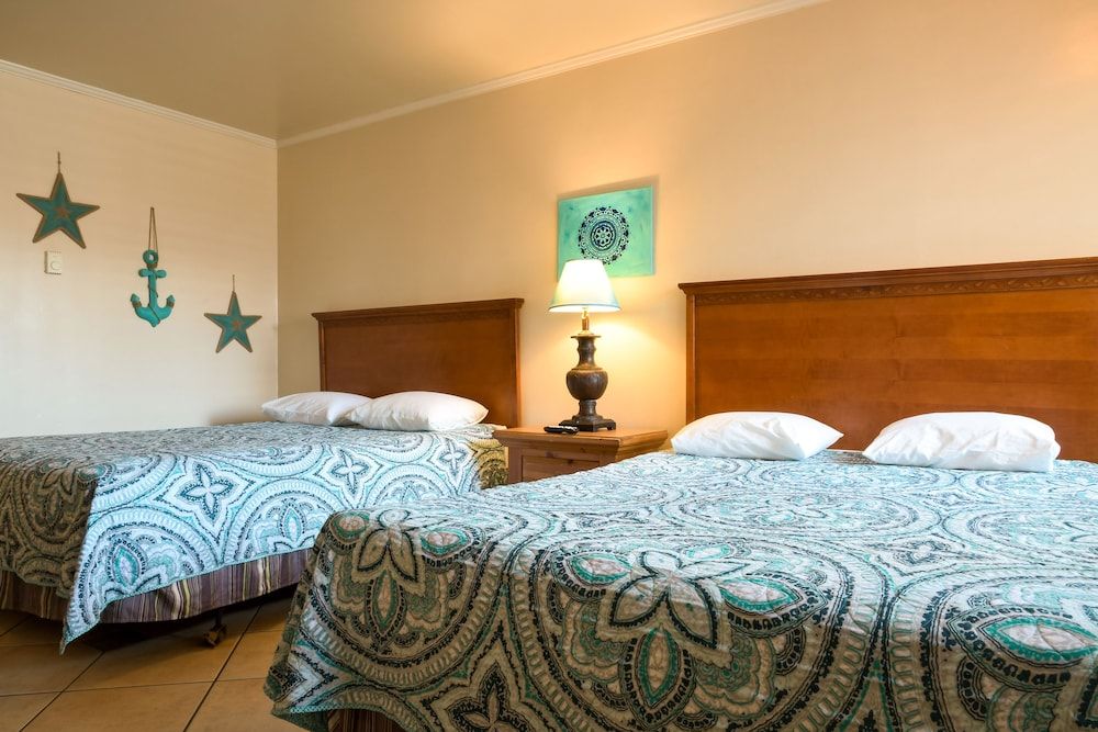 The Shores Inn and Beach Houses Room, 2 Queen Beds 5