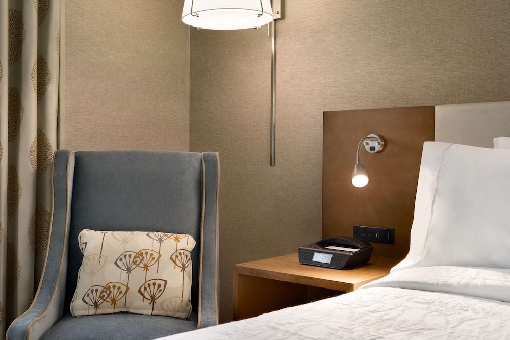 Hilton Garden Inn New York Times Square South Room, 1 King Bed, Mobility Accessible, Microwave (Roll-in Shower) 5