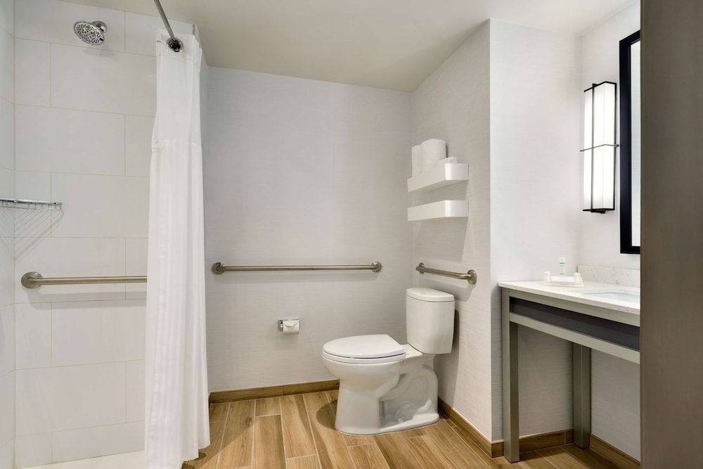 Hilton Garden Inn New York Times Square South Room, 1 King Bed, Mobility Accessible, Microwave (Roll-in Shower) 3