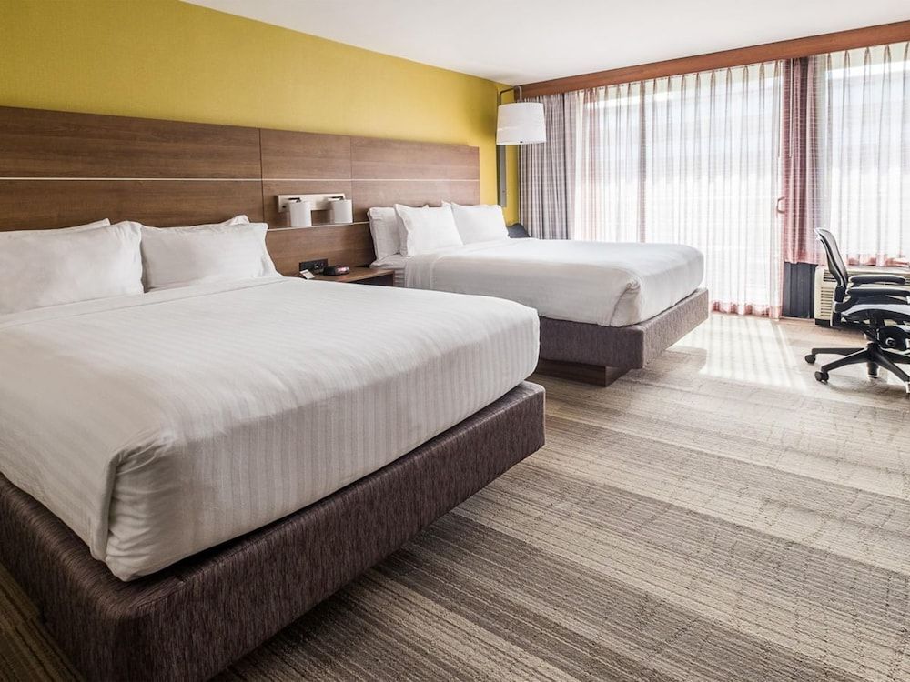 Standard Room, 1 King Bed, Pool View
