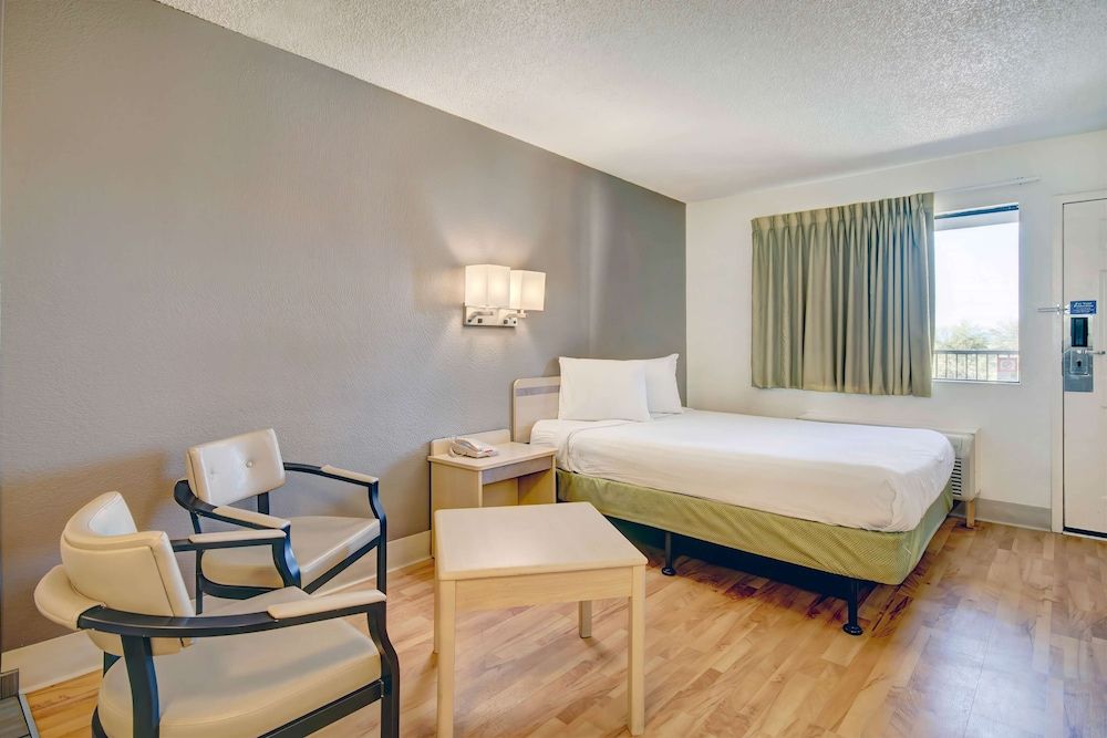 Deluxe Room, 1 Queen Bed, Smoking, Kitchenette