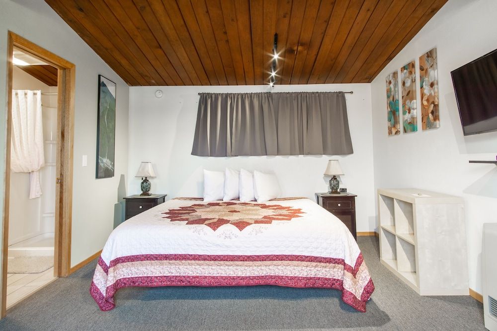 Premium Cabin, 1 King Bed