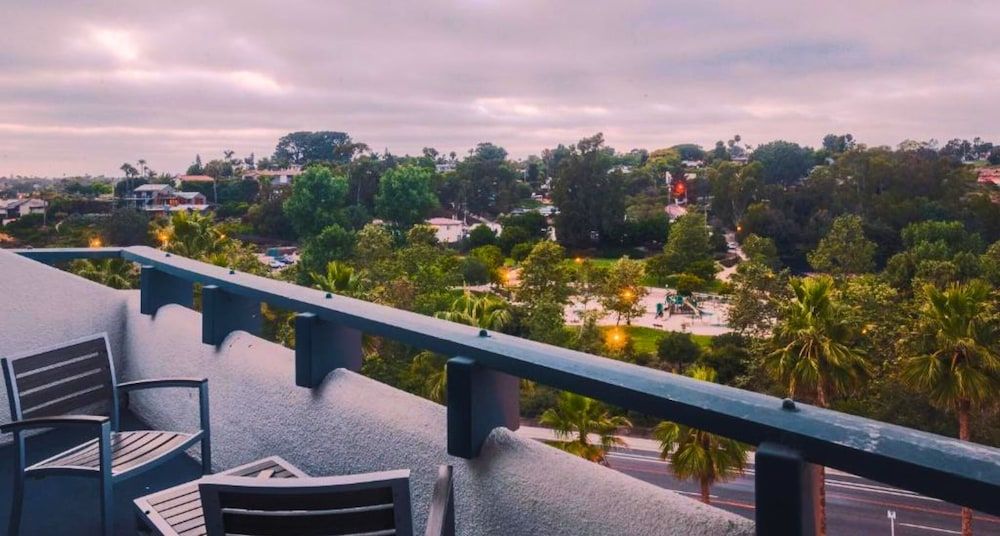 The Encinitan Hotel & Suites The Enci King Suite with Kitchenette (Sofa Bed) (Park View) 2