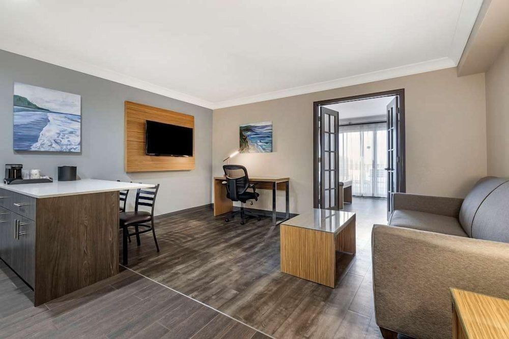 The Encinitan Hotel & Suites The Enci King Suite with Kitchenette (Sofa Bed) (Park View) 4