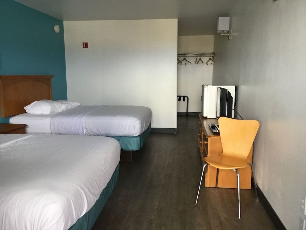 Motel 6 Baker City, OR Deluxe Room, 2 Queen Beds, Accessible, Non Smoking 8