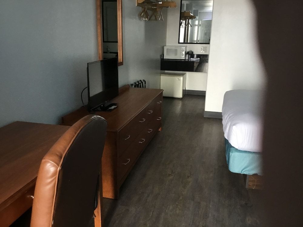 Motel 6 Baker City, OR Deluxe Room, 1 Queen Bed, Non Smoking, Refrigerator & Microwave 6