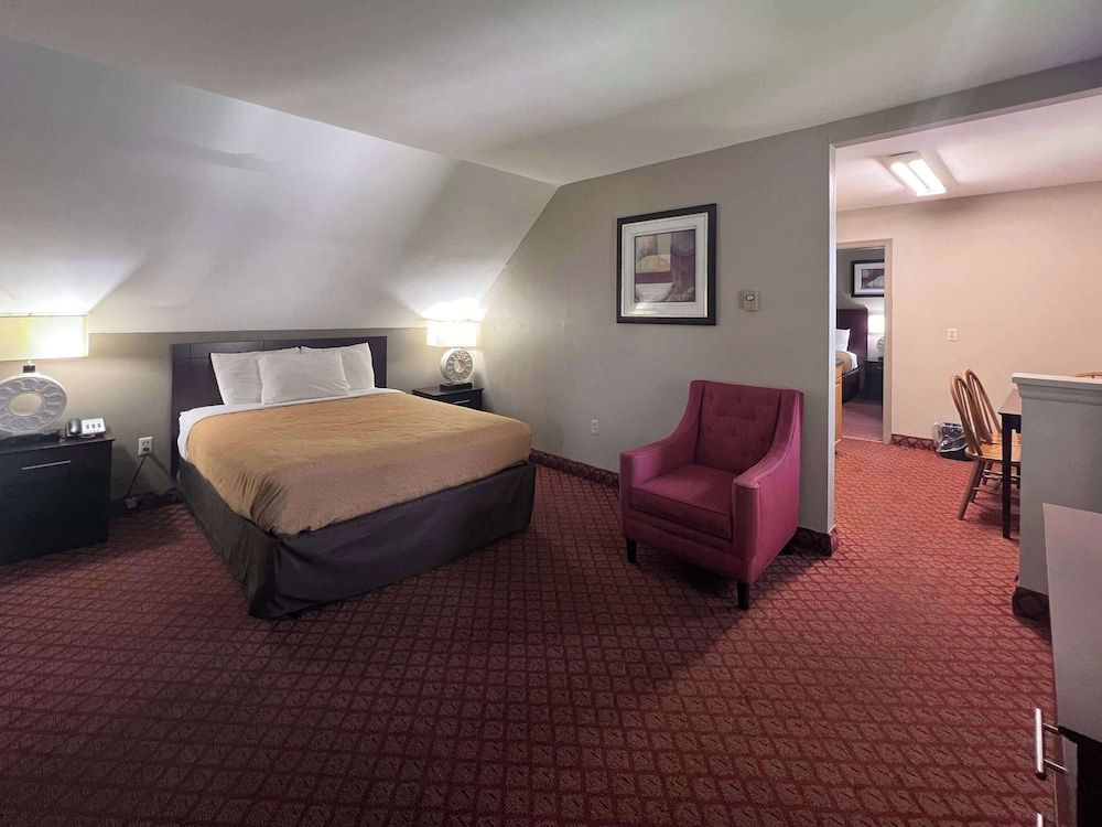 Rodeway Inn & Suites Hershey Chocolate Avenue Suite, Multiple Beds, Non Smoking 2