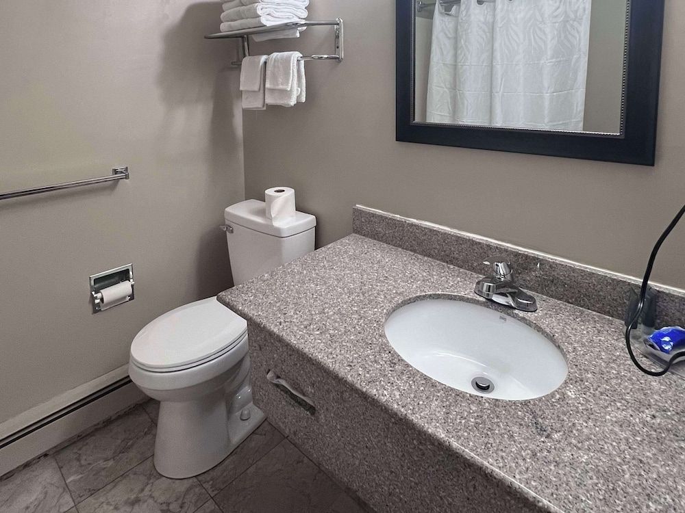Rodeway Inn & Suites Hershey Chocolate Avenue Room, 2 Double Beds, Non Smoking 6