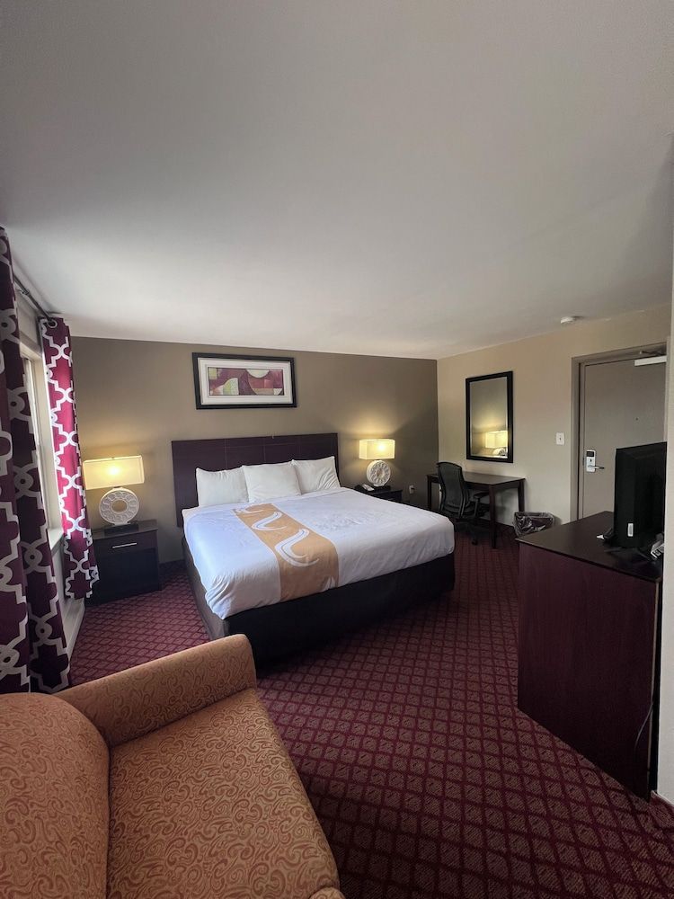 Rodeway Inn & Suites Hershey Chocolate Avenue Standard Room, 1 King Bed, Non Smoking