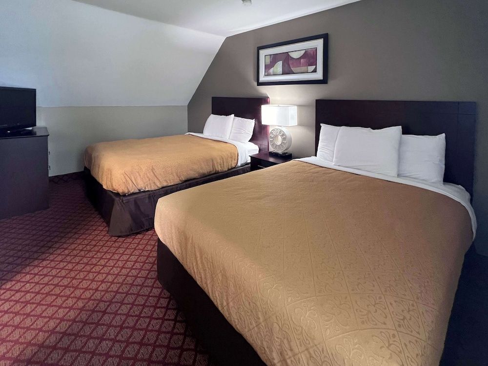 Rodeway Inn & Suites Hershey Chocolate Avenue Suite, Multiple Beds, Non Smoking