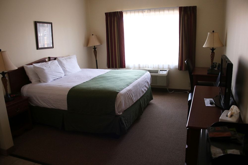 Edgewood Hotel & Suites
