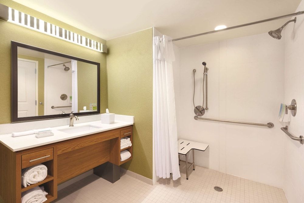 Studio, 1 King Bed, Accessible (Roll-in Shower)