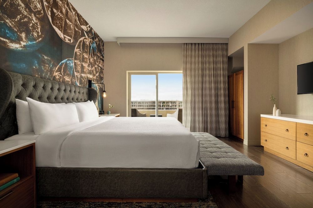 Suite, 1 King Bed, Balcony (Living Area)
