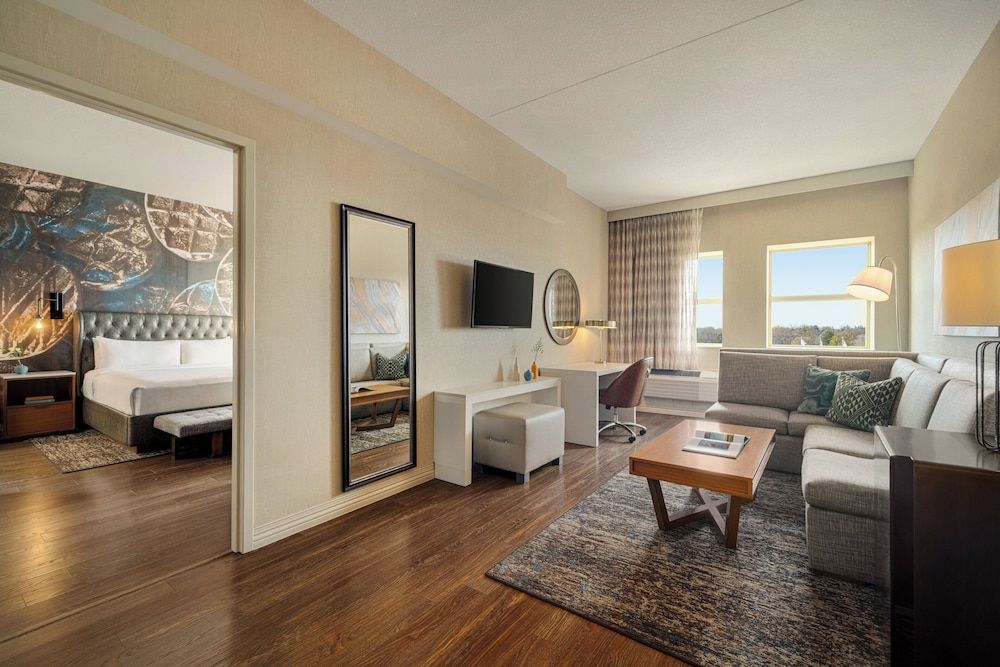Suite, 1 King Bed, Accessible (Living Area)