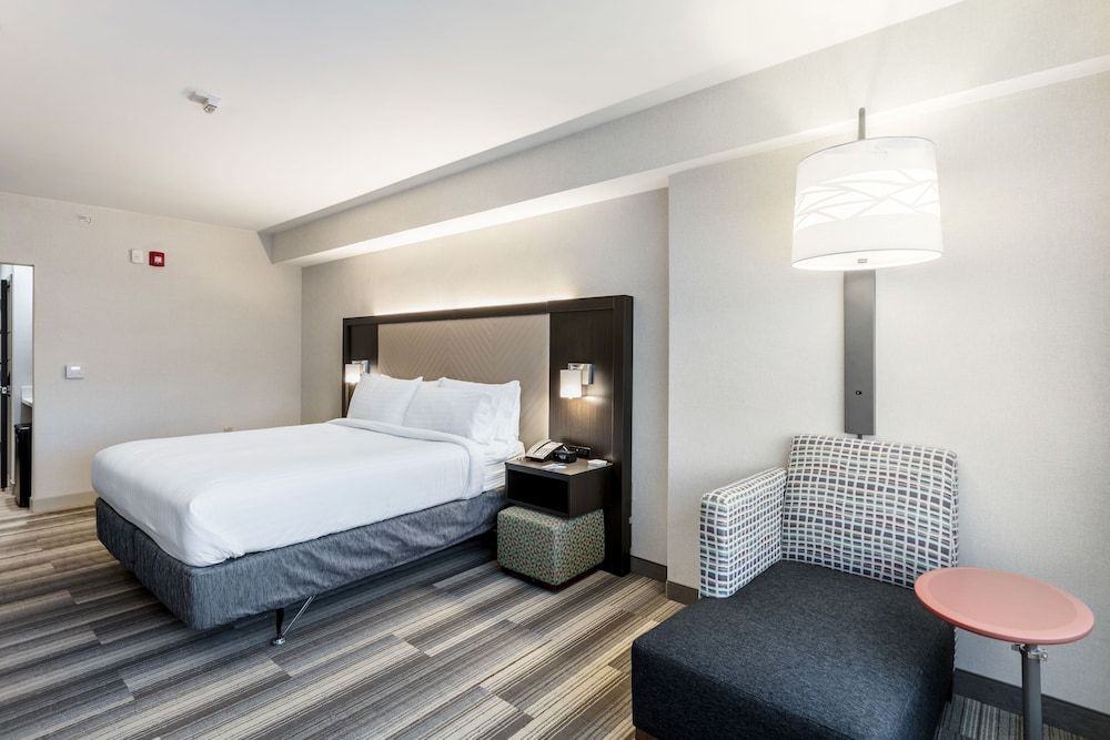 Holiday Inn Express & Suites Jersey City North - Hoboken by IHG Standard Room, 1 King Bed 2