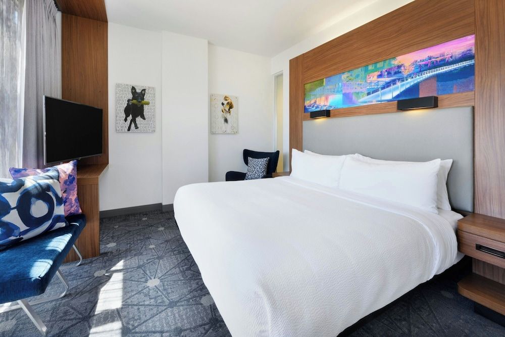 Room, 1 King Bed, Poolside