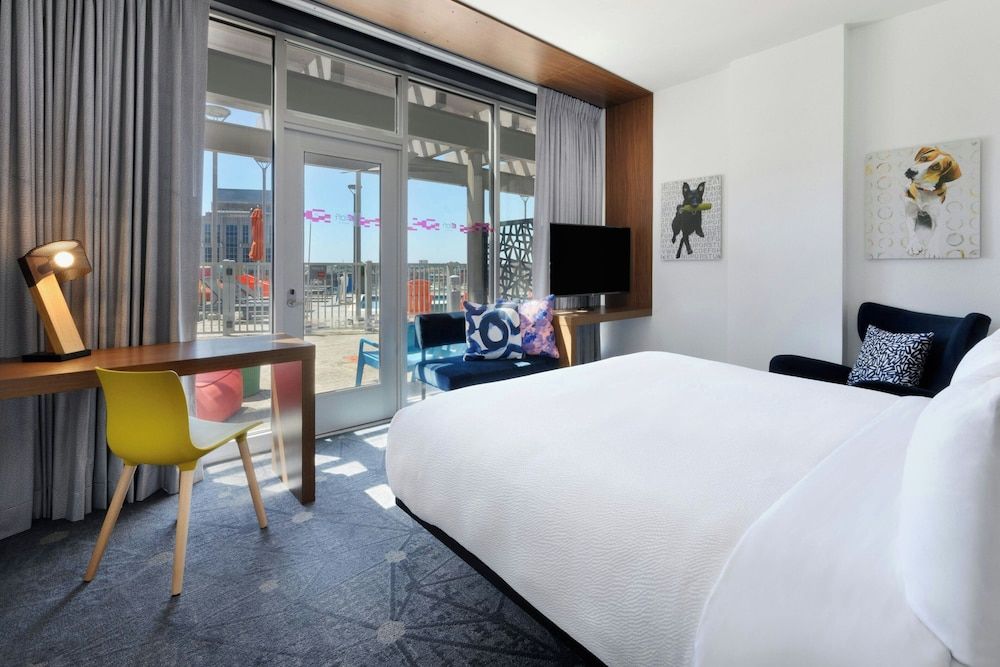 Room, 1 King Bed, Poolside