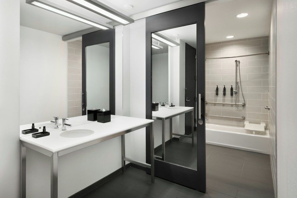 Suite, 1 King Bed (Mobility Accessible, Tub)