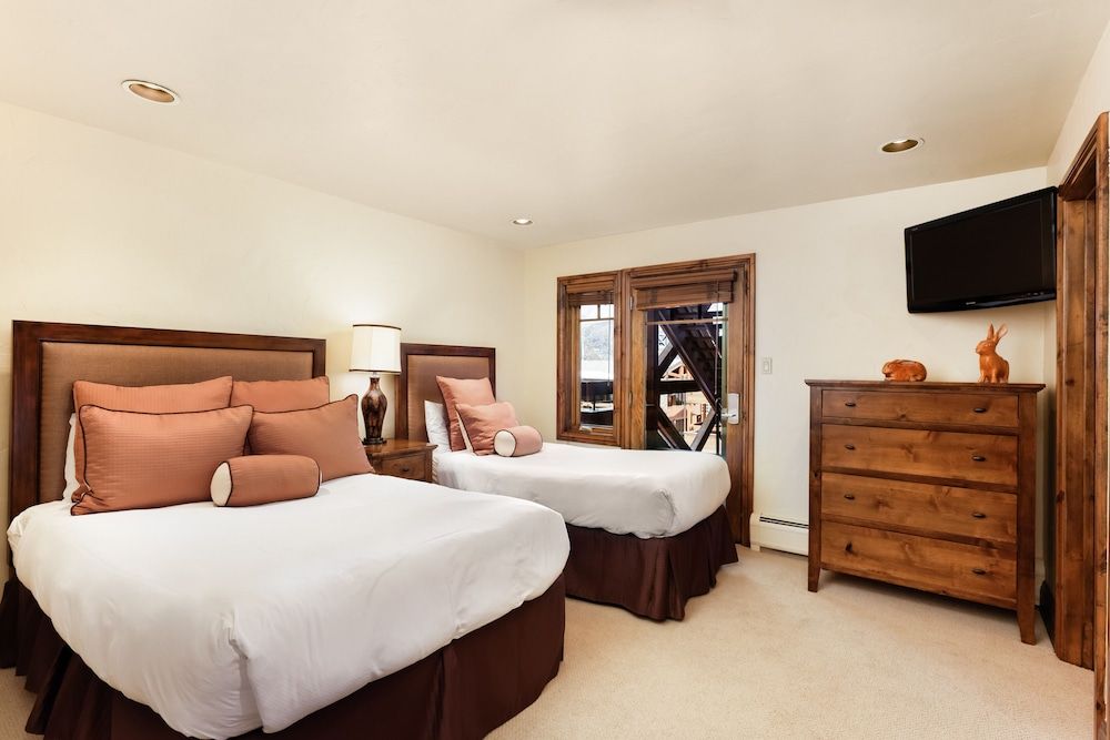 Deluxe Condo, 3 Bedrooms (310)