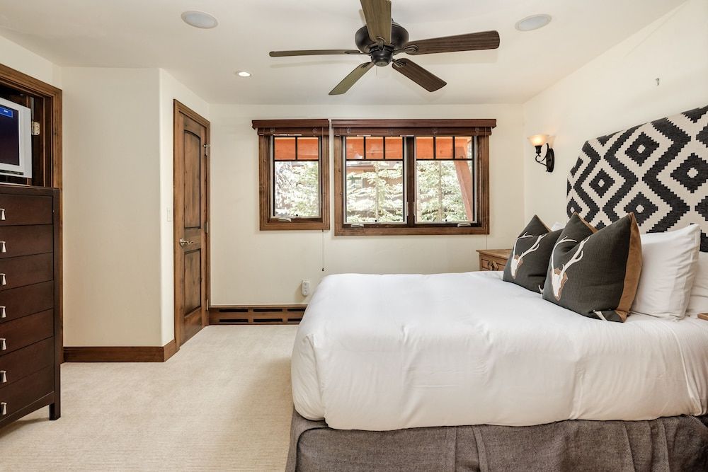 Luxury Condo, 3 Bedrooms, Fireplace, Hill View (6)