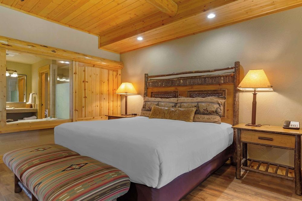 Best Western Ponderosa Lodge Suite, 1 King Bed, Non Smoking, Jetted Tub (Pet Friendly;with Sofabed) 4