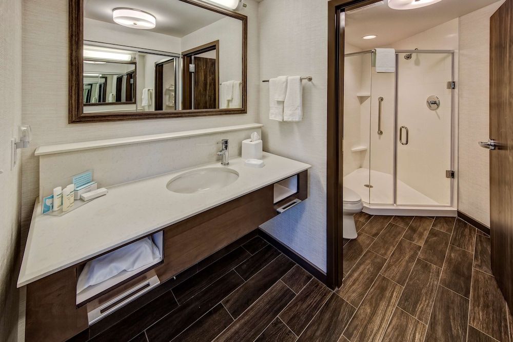 Room, 1 King Bed, Accessible, Corner (hearing acc)