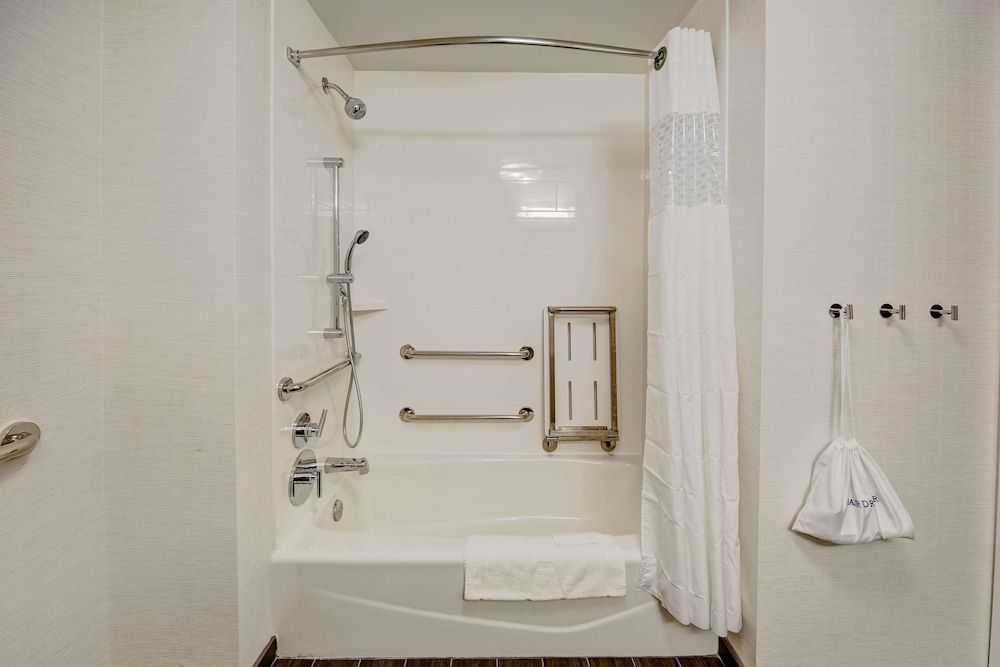 Studio, 1 King Bed, Accessible, Non Smoking (mob/hearing acc w/ bathtub)