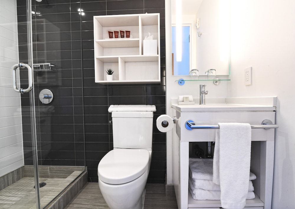 Edge Hotel Standard Room, 1 Queen Bed 3