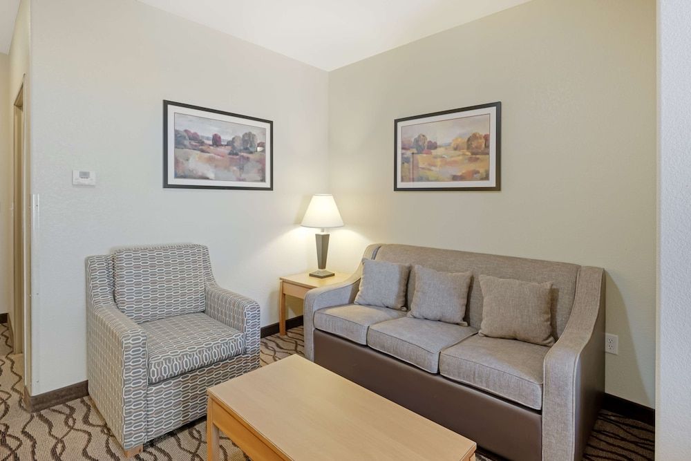 Best Western Plus Guymon Hotel & Suites Suite, 1 King Bed, Non Smoking, Refrigerator & Microwave (with Single Sofabed) 4
