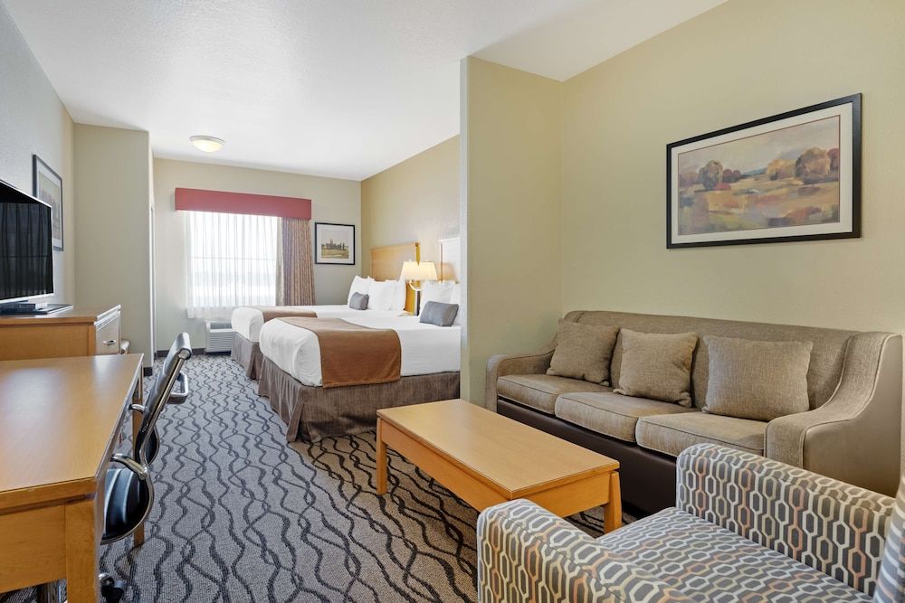 Best Western Plus Guymon Hotel & Suites Suite, 2 Queen Beds, Non Smoking, Refrigerator & Microwave (with Single Sofabed) 2