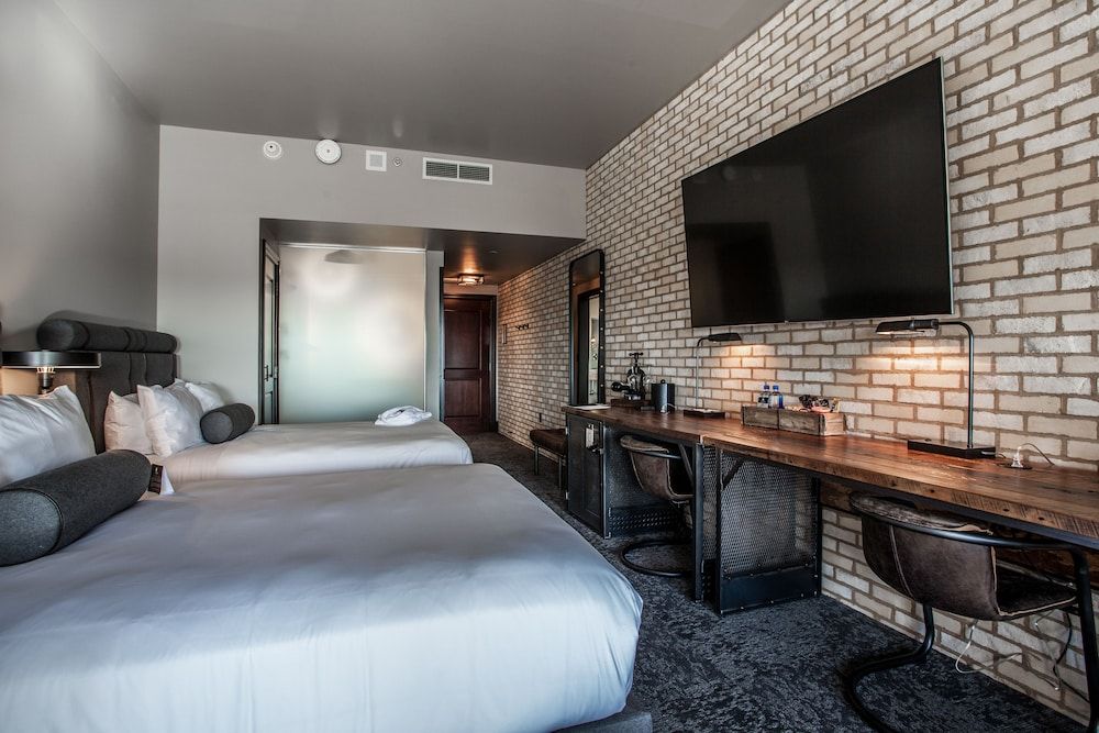 Ironworks Hotel Indy Heritage Room QQ 3