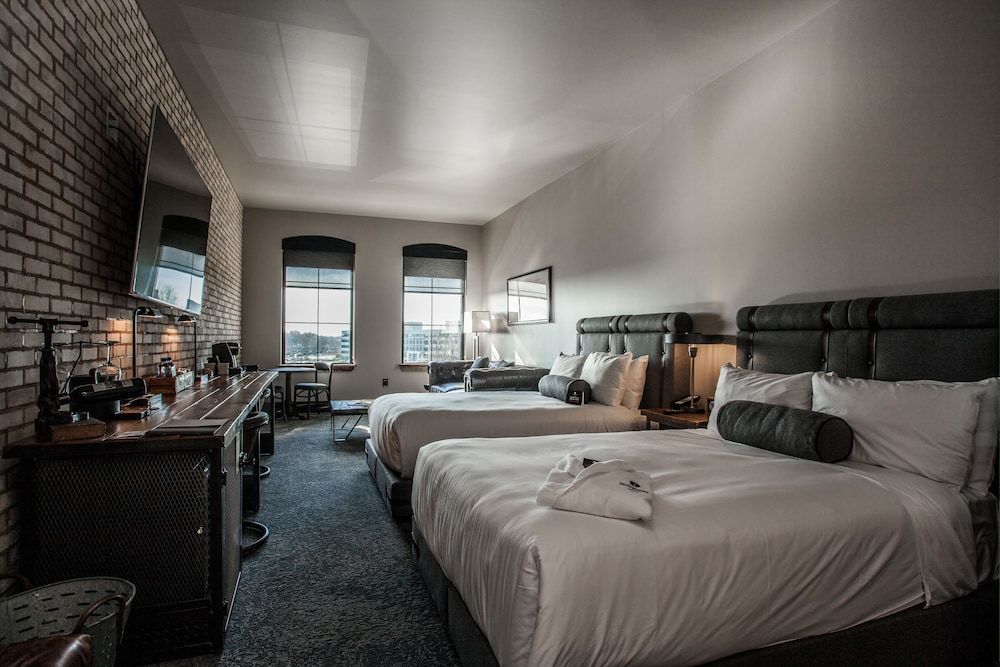 Ironworks Hotel Indy Heritage Room QQ 2